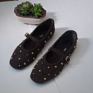 Zara Brown Interior Label